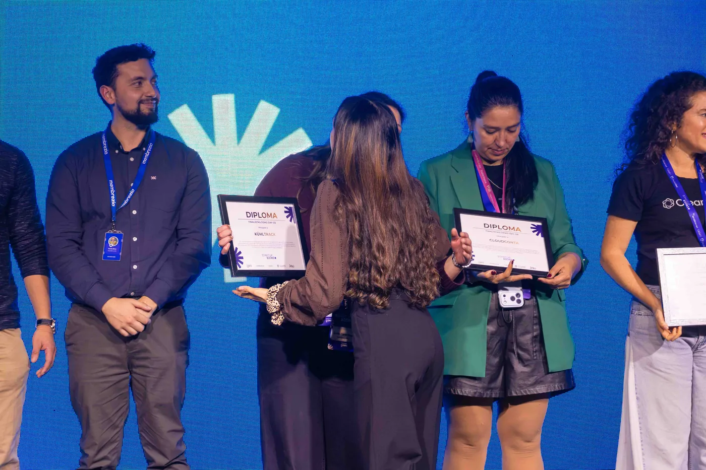 Octavio Acuña recibiendo el diploma de finalista del Demo Day