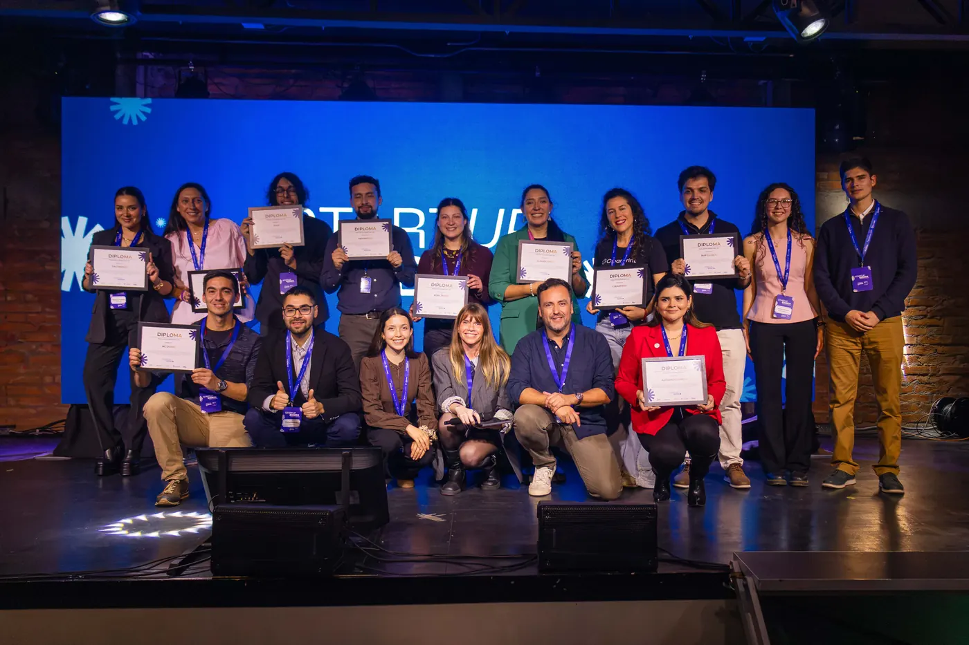 Foto grupal de los finalistas con sus diplomas