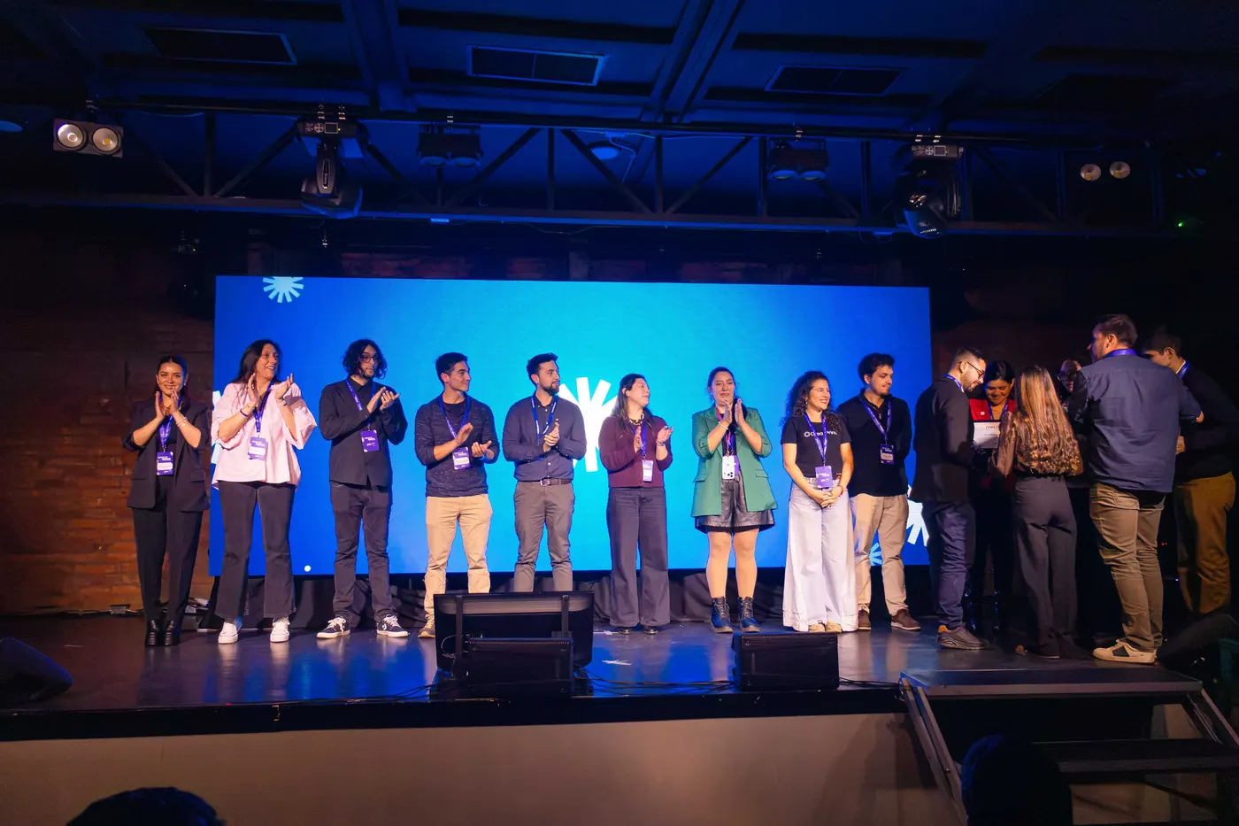 Los finalistas del Demo Day aplaudiendo en el escenario