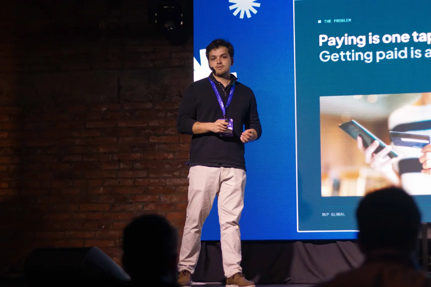 Octavio Acuña exponiendo el problema que resuelve BUP Global