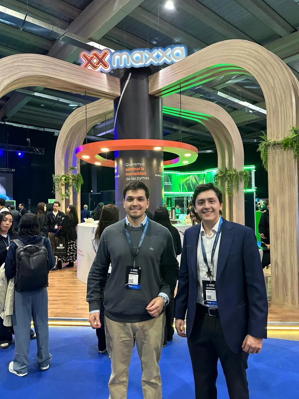 Octavio Acuña junto a un colega en el Chile Fintech Forum 2026