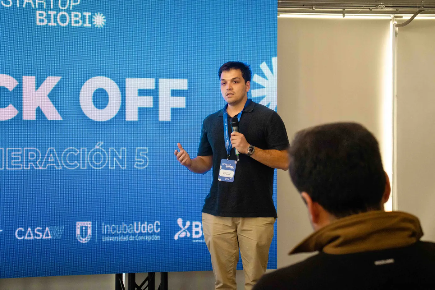 Octavio Acuña presentando BUP Global en el escenario del kick-off de Startup Biobío